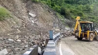 Efforts on to clear the Chandigarh-Manali highway (NH21) that was blocked after a landslide was triggered by rain at Kainchi Mod near Pandoh in Mandi district on Saturday. (HT Photo)