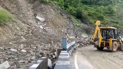 Efforts on to clear the Chandigarh-Manali highway (NH21) that was blocked after a landslide was triggered by rain at Kainchi Mod near Pandoh in Mandi district on Saturday. (HT Photo)