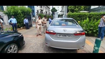 Gurugram Police and Traffic Police launched a major enforcement drive against traffic rule violators on Sanath Road. (HT PHOTO)
