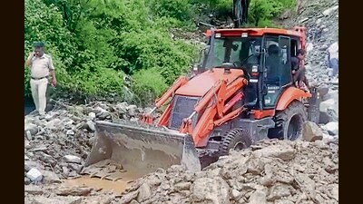 Machines deployed to clear the Mandi-Kullu NH which was blocked due to heavy landslide near Pandoh on Saturday. (HT Photo) Machines deployed to clear the Mandi-Kullu NH which was blocked due to heavy landslide near Pandoh on Saturday. (HT Photo)