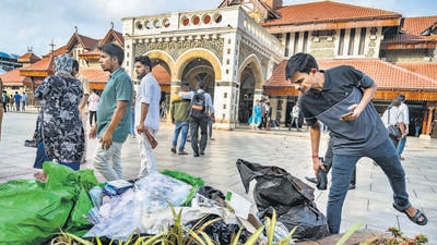 Mumbai, India - July 12, 2025: The railways will be levying fines on people who litter or spit inside rail premises at Bandra in Mumbai, India, on Wednesday, July 12, 2025. (Photo by Satish Bate/ Hindustan Times) (Hindustan Times) Mumbai, India - July 12, 2025: The railways will be levying fines on people who litter or spit inside rail premises at Bandra in Mumbai, India, on Wednesday, July 12, 2025. (Photo by Satish Bate/ Hindustan Times) (Hindustan Times)