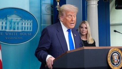 Pam Bondi, US attorney general, right, and US President Donald Trump during a news conference (Bloomberg)