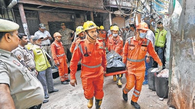 Rescue teams carry out operations after a building gets collapsed at Janta Colony, Welcome in New Delhi on Saturday. (Sanchit Khanna/HT PHOTO) Rescue teams carry out operations after a building gets collapsed at Janta Colony, Welcome in New Delhi on Saturday. (Sanchit Khanna/HT PHOTO)