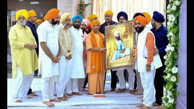 Uttar Pradesh chief minister Yogi Adityanath with others during the flagging-off of UP-Delhi ‘Balidan Sandesh Yatra’, being held to mark the 350th martyrdom day of Guru Teg Bahadur, in Lucknow. (PTI) Uttar Pradesh chief minister Yogi Adityanath with others during the flagging-off of UP-Delhi ‘Balidan Sandesh Yatra’, being held to mark the 350th martyrdom day of Guru Teg Bahadur, in Lucknow. (PTI)