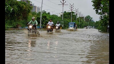 Waterlogging near the Police Signature building after heavy rainfall in Lucknow,on Saturday (HT Photo) Waterlogging near the Police Signature building after heavy rainfall in Lucknow,on Saturday (HT Photo)