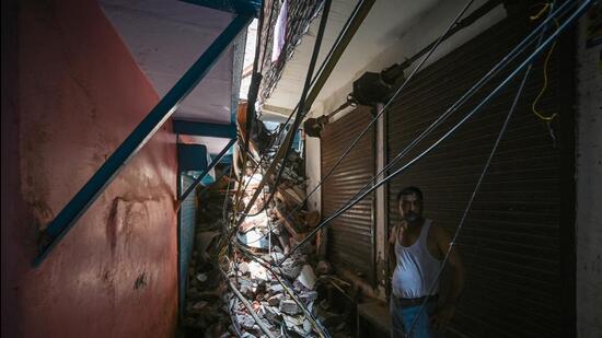 A view of the site where the building collapsed on Saturday morning. (Sanchit Khanna/HT Photo)