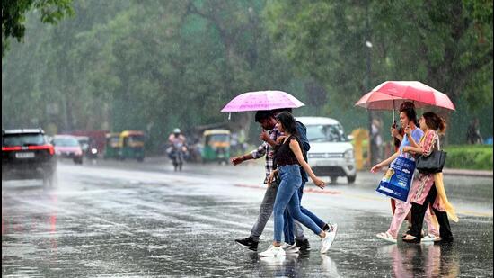 Rain near Janpath in New Delhi on Saturday. (Arvind Yadav/HT photo)