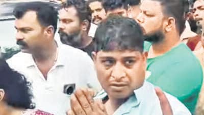 Marathi slapgate: Auto driver tracked down, slapped by Sena (UBT) workers over ‘anti-Marathi’ remark Marathi slapgate: Auto driver tracked down, slapped by Sena (UBT) workers over ‘anti-Marathi’ remark