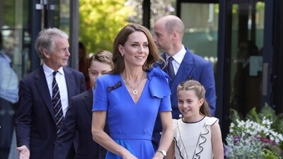 As they arrived in SW19 ahead of today's match between 23-year-old Italian Jannik Sinner and 22-year-old Spaniard Carlos Alcaraz, the joyful family waved to the crowd. (AP)