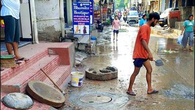 MCG workers replace the drain cover at Samaspur village road on Sunday. (HT Photo) MCG workers replace the drain cover at Samaspur village road on Sunday. (HT Photo)