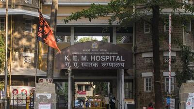 Mumbai, India - April 17, 2020: People passby KEM Hospital, Parel in Mumbai, India, on Friday, April 17, 2020. (Photo by Pratik Chorge/Hindustan Times) (Pratik Chorge/HT Photo) Mumbai, India - April 17, 2020: People passby KEM Hospital, Parel in Mumbai, India, on Friday, April 17, 2020. (Photo by Pratik Chorge/Hindustan Times) (Pratik Chorge/HT Photo)