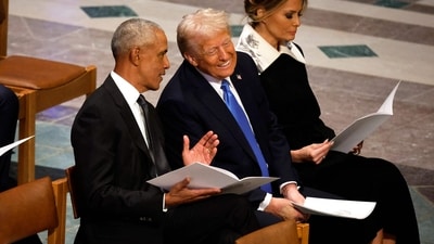 Donald Trump speaks with former U.S. President Barack Obama as Melania Trump looks on (Getty Images via AFP)