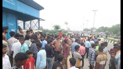 People gather at the spot, close to Shantinagar intersection in the vicinity of IIM Road, where the body was recovered at 11 am on Sunday. (Deepak Gupta/HT) People gather at the spot, close to Shantinagar intersection in the vicinity of IIM Road, where the body was recovered at 11 am on Sunday. (Deepak Gupta/HT)