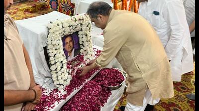 Punjab cabinet minister Sanjeev Arora paying tributes to businessman Sanjay Verma in Abohar on Sunday.