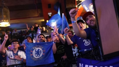 Chelsea fans wave banners and flags enthusiastically at The Football Factory in New York ahead of the FIFA Club World Cup Final against PSG.REUTERS/Hannah Mckay (REUTERS)