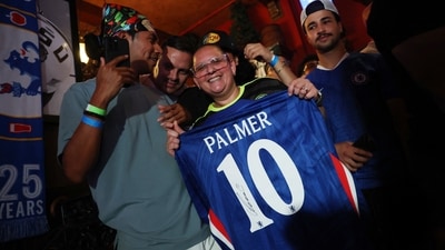 A Chelsea fan holds Palmer's jersey as supporters gather at The Football Factory in New York, rallying ahead of the Chelsea vs. Paris Saint-Germain showdown. REUTERS/Hannah Mckay (REUTERS)