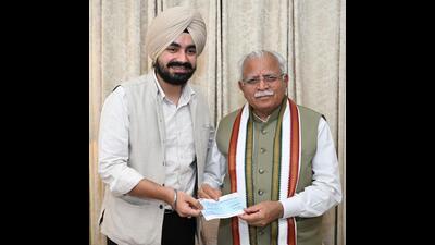 Union minister Manohar Lal Khattar being presented with a donation cheque for the Baba Banda Singh Bahadur Memorial Trust by Space Five Architect Group director Harkaran Singh Boparai in Chandigarh on Sunday. (HT Photo)