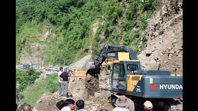 Vehicle stranded after land slide at four miles Bindravani near Mandi on Sunday. (Birbal Sharma/HT) Vehicle stranded after land slide at four miles Bindravani near Mandi on Sunday. (Birbal Sharma/HT)