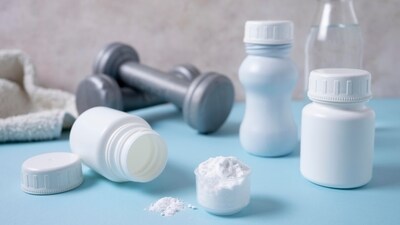 Creatine works mainly by increasing the amount of energy that muscles can produce. Creatine works mainly by increasing the amount of energy that muscles can produce.