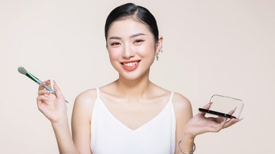 Frequent makeup may trigger skin sensitivity. (Shutterstock) Frequent makeup may trigger skin sensitivity. (Shutterstock)