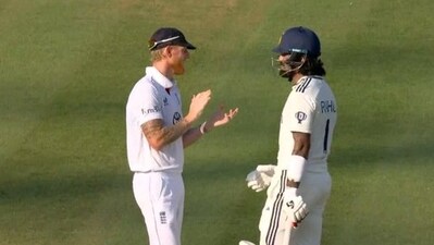 Ben Stokes sarcastically applauds KL Rahul during the final minutes of play on Day 4 (X) Ben Stokes sarcastically applauds KL Rahul during the final minutes of play on Day 4 (X)