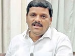 A personal security officer of suspended Congress MLC Teenmaar Mallanna on Sunday fired in the air to disperse a group of protesters, allegedly affiliated with BRS MLC K Kavitha-headed Telangana Jagruthi, who "attacked" his office at Medipally here, police said. A personal security officer of suspended Congress MLC Teenmaar Mallanna on Sunday fired in the air to disperse a group of protesters, allegedly affiliated with BRS MLC K Kavitha-headed Telangana Jagruthi, who "attacked" his office at Medipally here, police said.