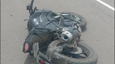 Speeding bike crashes into sign board in Uran, claiming two lives Speeding bike crashes into sign board in Uran, claiming two lives