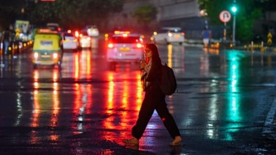 Commuters seen amid rain at National Highway-48 near Rajiv chowk, in Gurugram. (Hindustan times/Praveen Kumar)