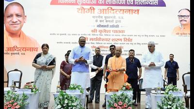 Chief minister Yogi Adityanath, deputy chief minister and health minister Brajesh Pathak, medical education minister Mayankeshwar Sharan Singh and KGMU V-C Soniya Nityanand at the event. (HT Photo) Chief minister Yogi Adityanath, deputy chief minister and health minister Brajesh Pathak, medical education minister Mayankeshwar Sharan Singh and KGMU V-C Soniya Nityanand at the event. (HT Photo)