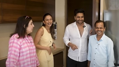 Farah Khan and her cook Dilip visited Rakul Preet Singh and Jackky Bhagnani's home in her latest cooking vlog. Farah Khan and her cook Dilip visited Rakul Preet Singh and Jackky Bhagnani's home in her latest cooking vlog.