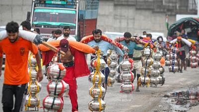 Most kanwariyas return from Haridwar with water cans, but some walk on towards Rishikesh to visit the Neelkanth temple. (Sanchit Khanna/HT) (HT) Most kanwariyas return from Haridwar with water cans, but some walk on towards Rishikesh to visit the Neelkanth temple. (Sanchit Khanna/HT) (HT)