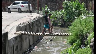 Open drain can be seen at Wazirganj area in Lucknow on Monday (Mushtaq Ali/HT Photo)
