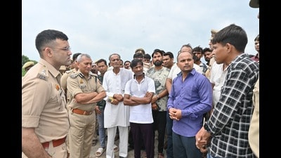 Police officials at the site where the bodies of two men from Ardaya were found, in Agra on Monday. (HT)
