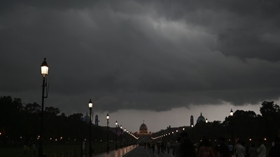 Dark clouds loom over Delhi's Kartavya Path before heavy rains. (Hindustan Times/Sanjeev Verma)