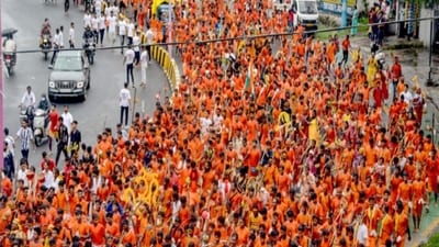The Yatra sees a large number of kanwariyas travelling on foot to collect sacred water from the Ganga river and offer it at Shiva temples. (HT_PRINT)