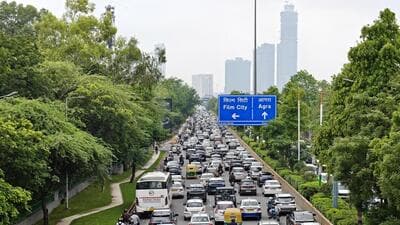 Traffic police say that barricades are placed only during peak hours to avoid a “gridlock” situation. (Sunil Ghosh/HT Photo) Traffic police say that barricades are placed only during peak hours to avoid a “gridlock” situation. (Sunil Ghosh/HT Photo)