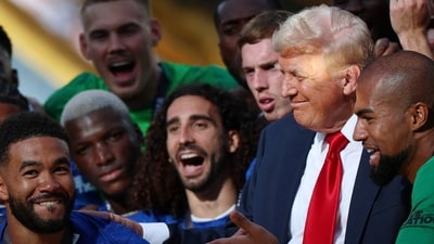 Chelsea's Reece James and teammates celebrate with the trophy alongside U.S. President Donald Trump after winning the FIFA Club World Cup REUTERS/Hannah Mckay (REUTERS)