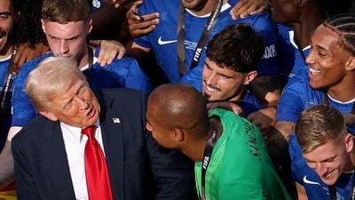 U.S. President Donald Trump speaks with Chelsea's Robert Sanchez as his teammates celebrate after winning the FIFA Club World Cup REUTERS/Amanda Perobelli (REUTERS)