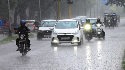 Commuters on their way amid heavy rain in Chandigarh (Hindustan Times/Keshav Singh)
