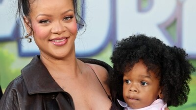 The singer-actor was all smiles as she patiently posed for pictures with her li'l ones. (Getty Images via AFP) The singer-actor was all smiles as she patiently posed for pictures with her li'l ones. (Getty Images via AFP)