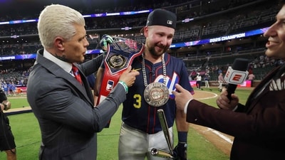 Cal Raleigh #29 of the Seattle Mariners receives the championship belt from professional wrestler Cody Rhodes after winning the Home Run Derby (Getty Images via AFP) Cal Raleigh #29 of the Seattle Mariners receives the championship belt from professional wrestler Cody Rhodes after winning the Home Run Derby (Getty Images via AFP)