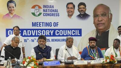 Chief minister Siddaramaiah with deputy CM DK Shivakumar and Congress leader Ashok Gehlot during the meeting in Bengaluru on Tuesday (PTI)