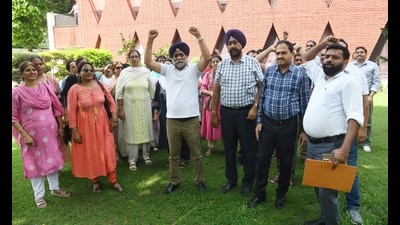 Members of Chandigarh Joint Action Committee of Teachers protesting outside DEO office in Sector 19 on Tuesday. (HT photo) Members of Chandigarh Joint Action Committee of Teachers protesting outside DEO office in Sector 19 on Tuesday. (HT photo)