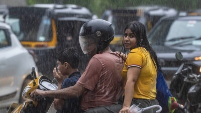 People travelling during heavy rain in Mumbai's Andheri. (Satish Bate/HT)