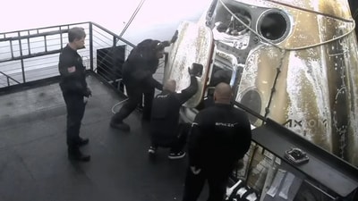 The crew aboard the spacecraft take a breadth of fresh air as the operation personnel pull open the hatch. (Video grab/Axiom Space) The crew aboard the spacecraft take a breadth of fresh air as the operation personnel pull open the hatch. (Video grab/Axiom Space)