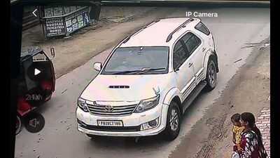 The CCTV grab of the Toyota Fortuner that hit centenarian marathon runner Fauja Singh on Monday. (HT ) The CCTV grab of the Toyota Fortuner that hit centenarian marathon runner Fauja Singh on Monday. (HT )