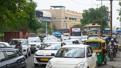 Traffic congestion during the peak hours, in Noida on Tuesday. (Sunil Ghosh / Hindustan Times) Traffic congestion during the peak hours, in Noida on Tuesday. (Sunil Ghosh / Hindustan Times)
