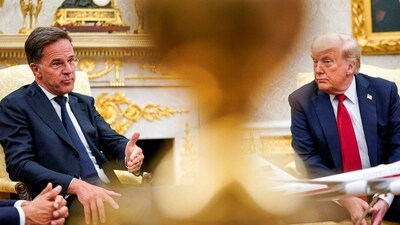 U.S. President Donald Trump meets with NATO Secretary General Mark Rutte, where President Trump announces a deal to send U.S. weapons to Ukraine through NATO, in the Oval Office at the White House in Washington, D.C., U.S., July 14, 2025. REUTERS/Nathan Howard      TPX IMAGES OF THE DAY (REUTERS)