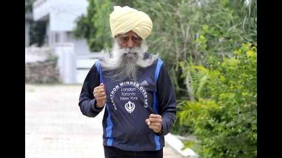 Fauja Singh, who was 114 years old, died after being hit by an unidentified vehicle while crossing a road at his native Beas village in Jalandhar district on Monday afternoon. (HT file photo)