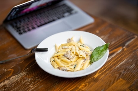 An employee's blunt reply to his boss who stopped him from taking his lunch break has struck a chord with Reddit users. (Unsplash/engin akyurt)